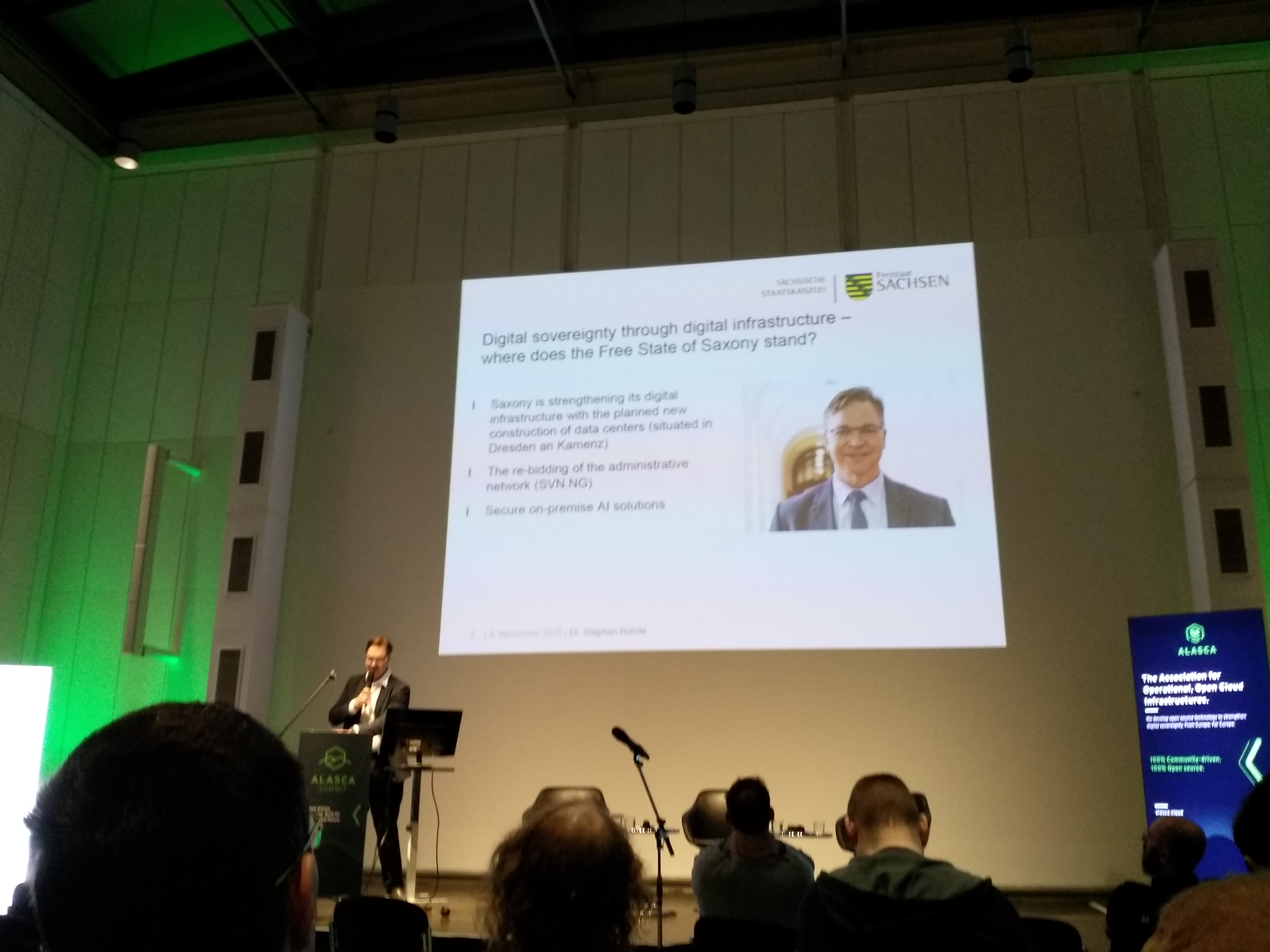 Dr. Stephan Rohde presenting Saxony's digital sovereignty strategy at ALASCA Summit 2025 — new data centres in Dresden and Kamenz, SVN NG, on-premise AI